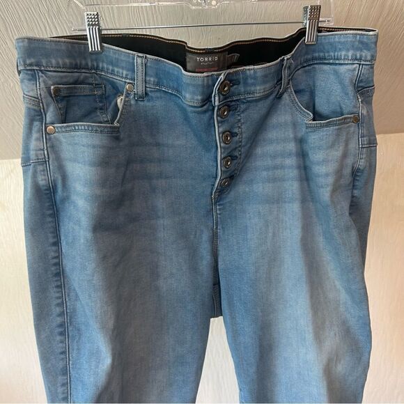 Torrid Light Wash 5 front Button Bombshell Skinny Jeans, size 24 SHORT - Picture 3 of 9